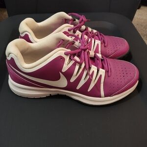Nike Vapor Court tennis shoes